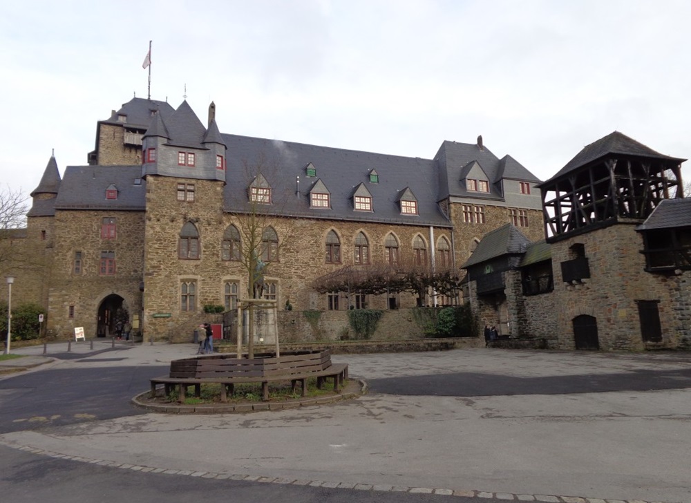 Mittelalterfest & Ritterspiele Schloss Burg